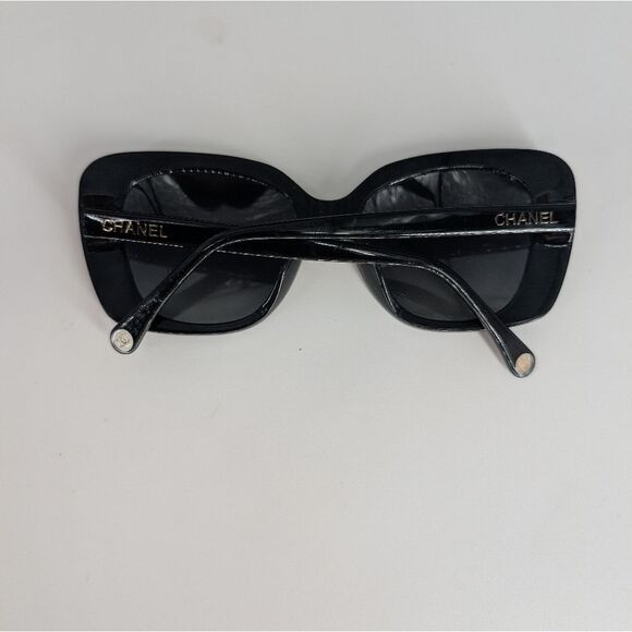 CHANEL Elegant Black Sunglasses - Picture 4 of 7